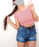 bella-ragazza-che-sorride-con-il-segno-della-mano-di-pace-58971870.jpg
