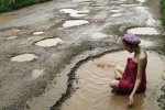 thailandia-bizzarra-protesta-donne-contro-buche-su-strade-dissestate-orig_main.jpg