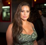 ashley-graham-bellissima-in-costume-post-parto-con-le-smagliature-1596106608.jpg