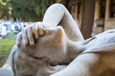 statua-di-angelo-su-una-tomba-del-situata-un-antico-cimitero-italiano-genoa-italia-giugno-anti...jpg