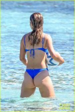 jannik-sinner-anna-kalinskaya-beach-photos-35.jpg